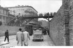 "Bundesarchiv Bild 101I-270-0298-14, Polen, Ghetto Warschau, Brücke" by Amthor - Ta grafika została udostępniona w ramach współpracy między Bundesarchiv i Wikimedia Deutschland. Bundesarchiv gwarantuje autentyczną prezentację tylko przy używaniu oryginalnej (negatyw i/lub pozytyw), względnie cyfrowej postaci w ramach Cyfrowego Archiwum.. Licensed under Creative Commons Attribution-Share Alike 3.0-de via Wikimedia Commons - http://commons.wikimedia.org/wiki/File:Bundesarchiv_Bild_101I-270-0298-14,_Polen,_Ghetto_Warschau,_Br%C3%BCcke.jpg#mediaviewer/Plik:Bundesarchiv_Bild_101I-270-0298-14,_Polen,_Ghetto_Warschau,_Br%C3%BCcke.jpg